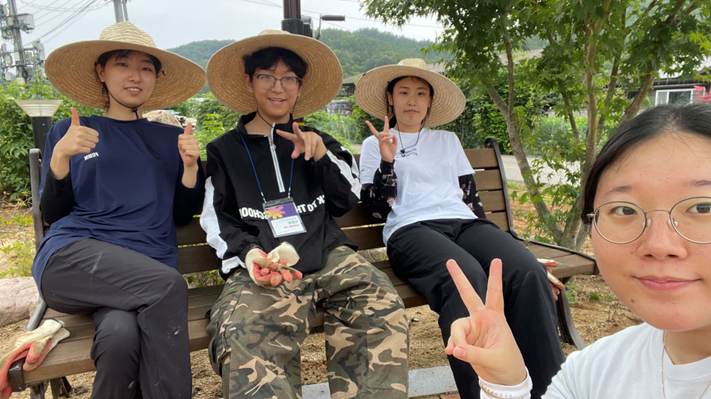 밀짚모자를 쓴 팀원들