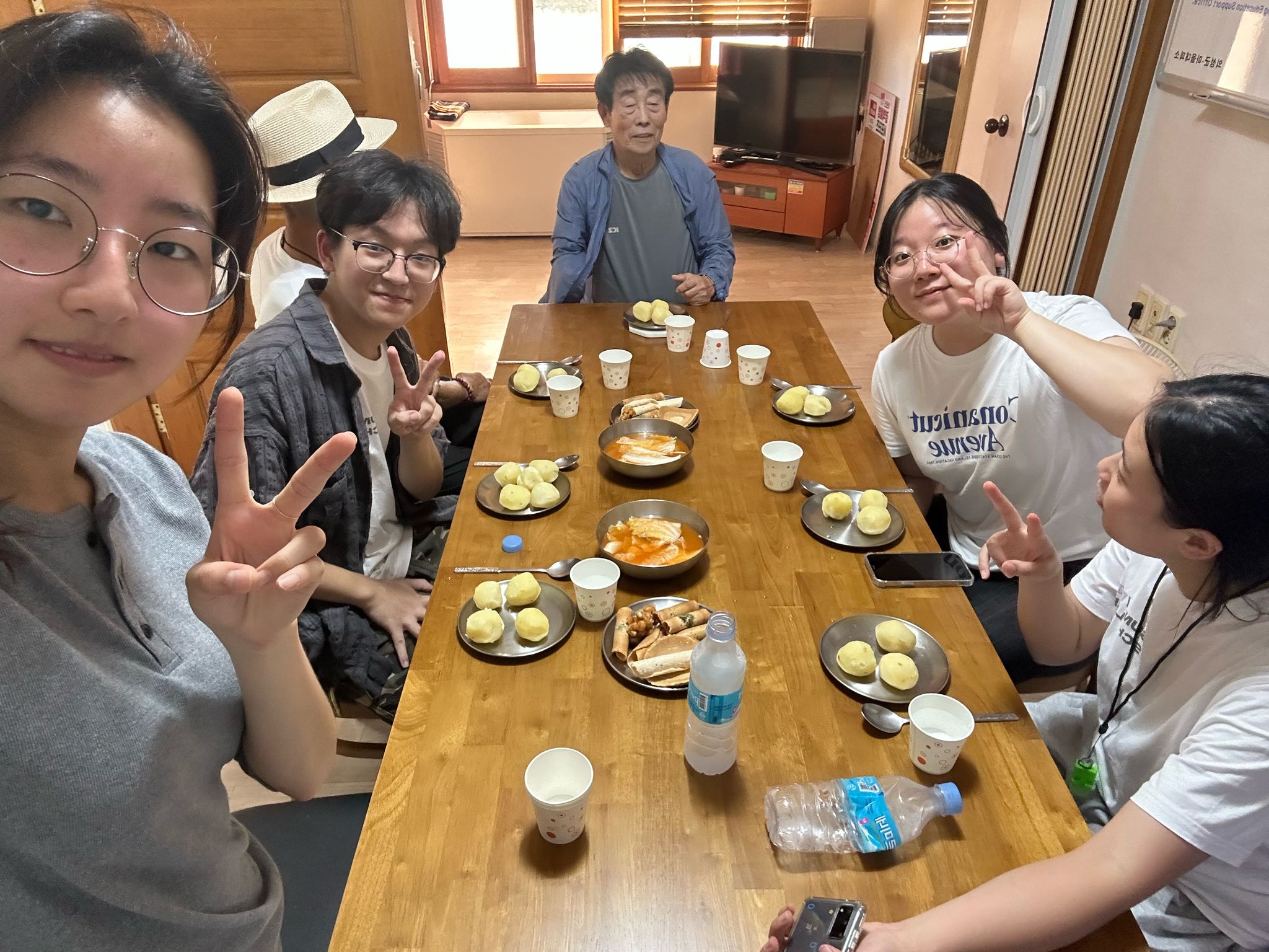 어르신과 함께 식사하는 팀원들