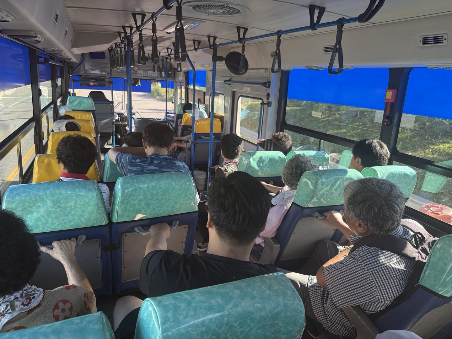 버스 안에 실버카가 없는 장면