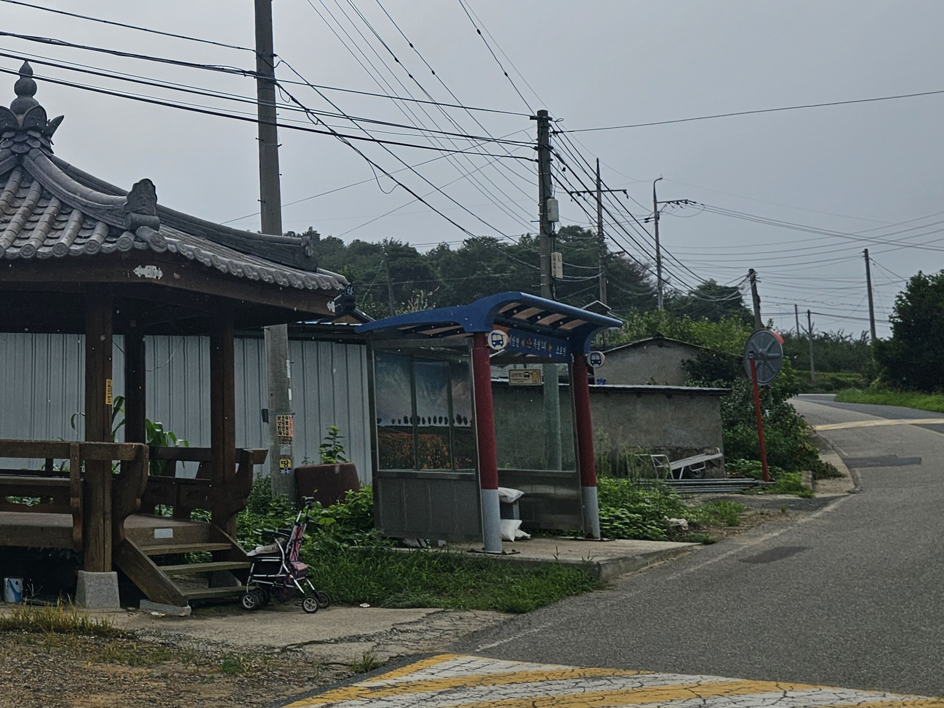 버스정류장에 주차된 실버카