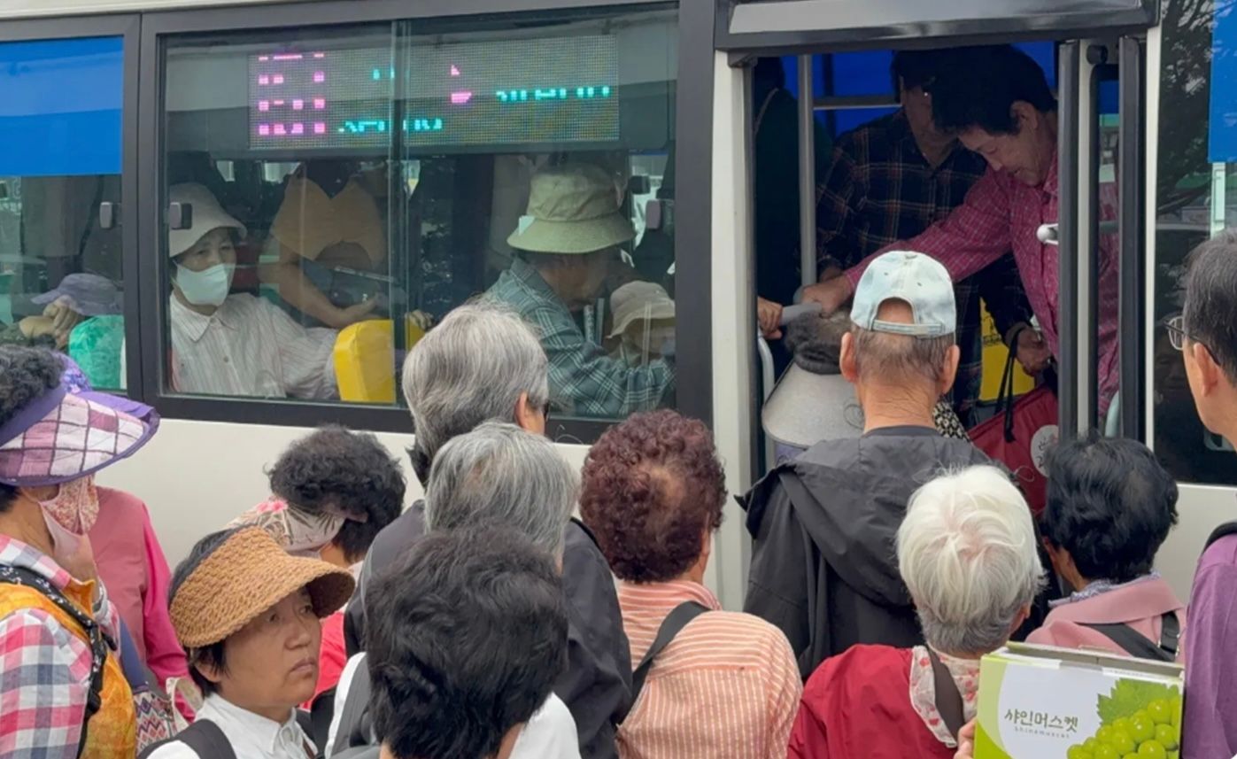 장날 버스에 탑승하려는 어르신들