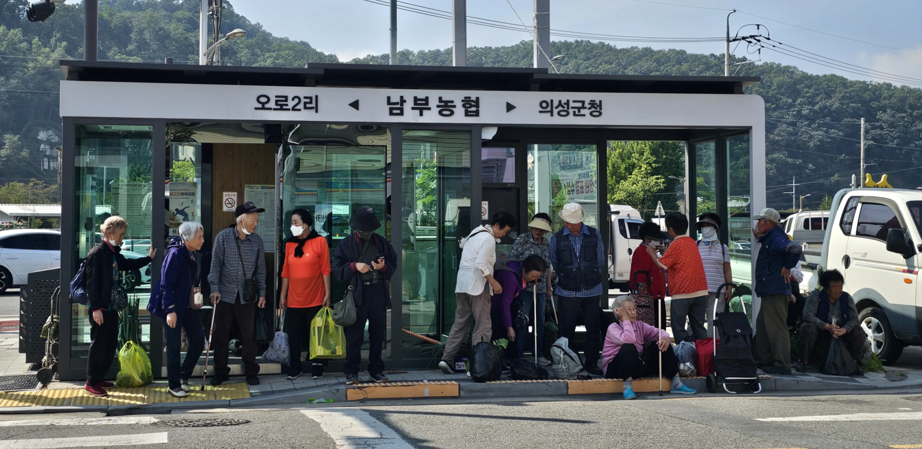 의구심 팀이 작성한 버스 승하차 관찰 데이터 및 조사 지역 지도. 의성군 내 정류장별 실버카 미동반 비율이 표시되어 있다.