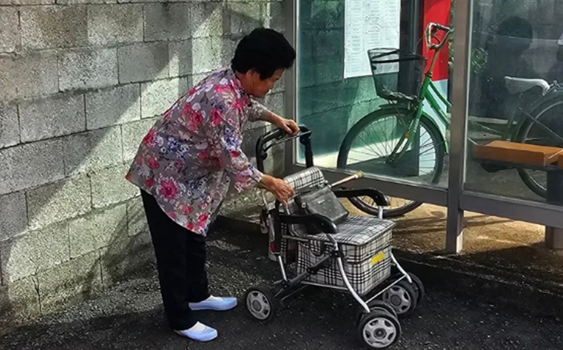 정류장에 두고 간 실버카